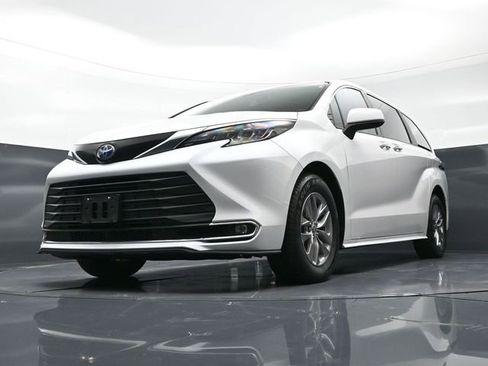 Used 2024 Toyota Sienna XLE image 44