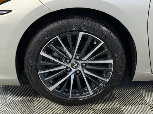 Used 2025 Lexus ES 300h w/ Premium Package image 13