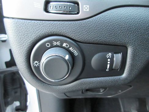 Used 2020 Jeep Cherokee Latitude FWD image 23