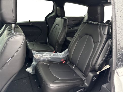 New 2026 Chrysler Pacifica Select image 10