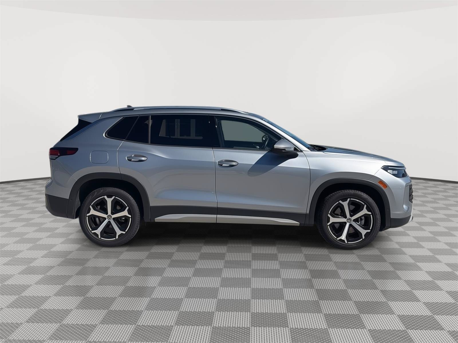 Used 2025 Volkswagen Tiguan SE w/ Panoramic Sunroof Package AWD/4WD image 4