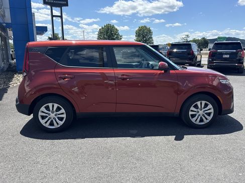 Used 2022 Kia Soul LX FWD image 2