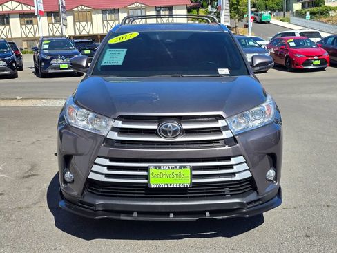 Used 2017 Toyota Highlander XLE AWD/4WD image 2