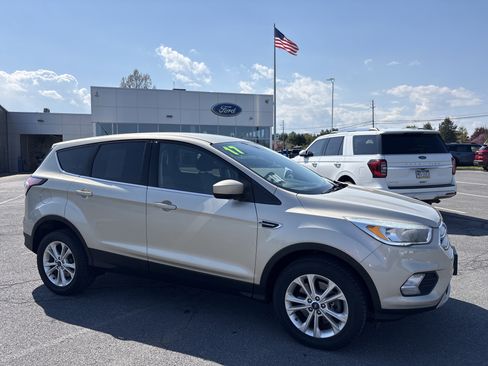 Used 2017 Ford Escape SE AWD/4WD image 2