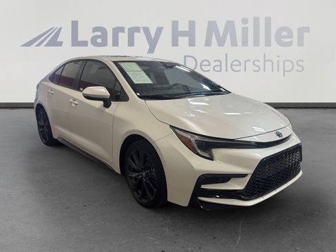 Used 2024 Toyota Corolla SE w/ SE Package image 7