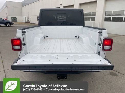 Used 2022 Jeep Gladiator Willys image 11