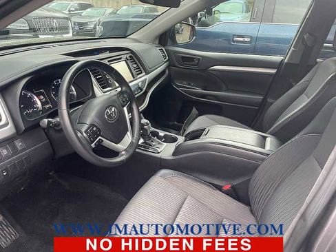Used 2018 Toyota Highlander Plus AWD/4WD image 2
