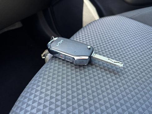 Used 2025 Kia Soul LX w/ LX Technology Package FWD image 21