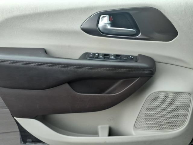 Used 2017 Chrysler Pacifica Touring w/ Tire & Wheel Group FWD image 18