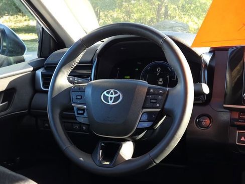 Used 2025 Toyota Camry LE image 14