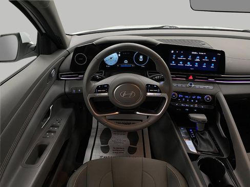 Certified 2024 Hyundai Elantra SEL w/ Convenience Package image 12