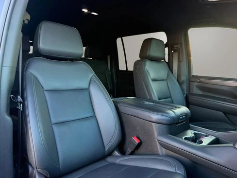 Used 2024 Chevrolet Suburban LT RWD image 18