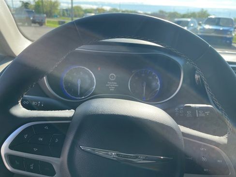 Used 2023 Chrysler Pacifica Touring-L FWD image 10