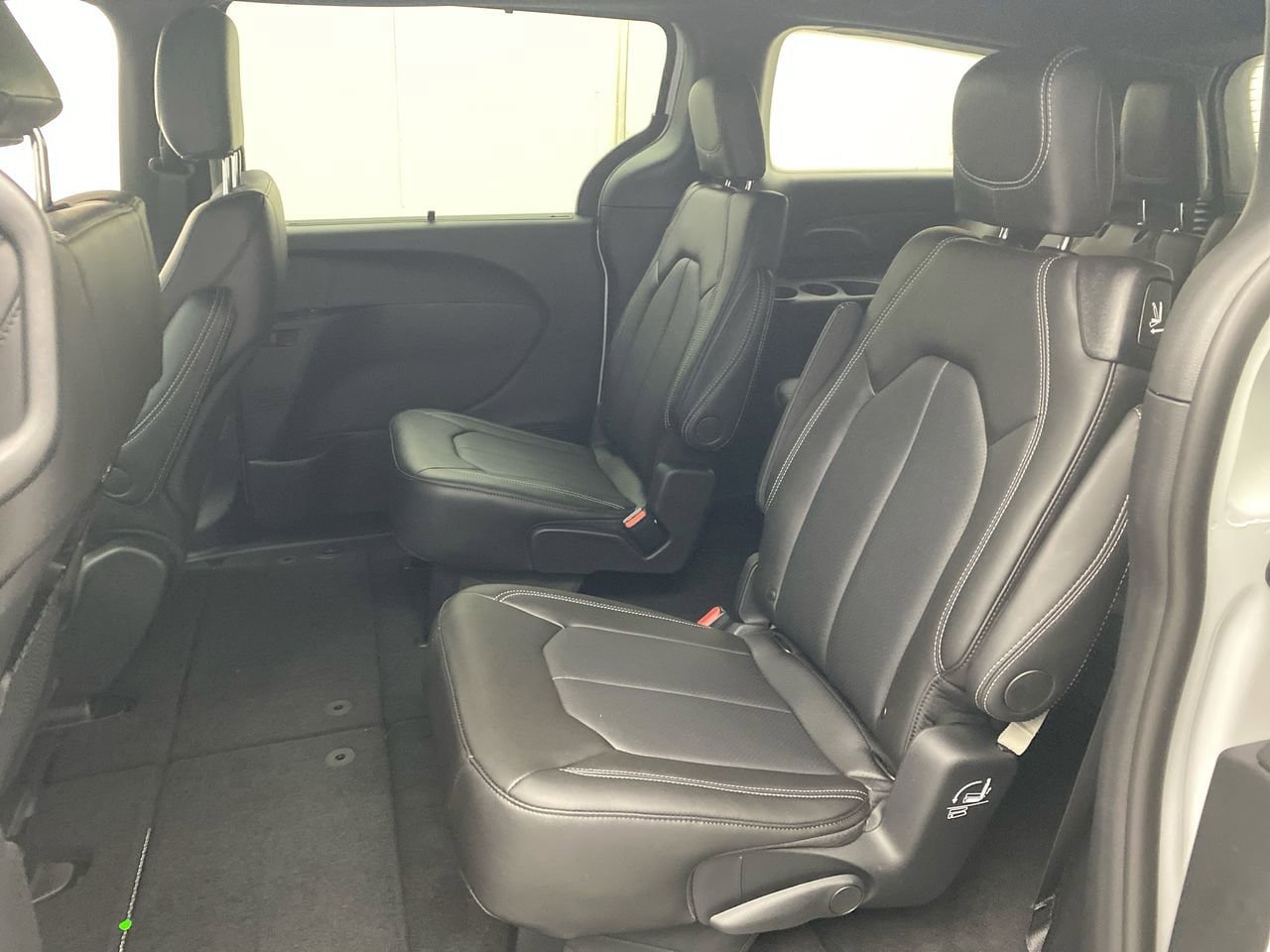 New 2027 Chrysler Pacifica Select w/ Family Tech Group AWD/4WD image 22