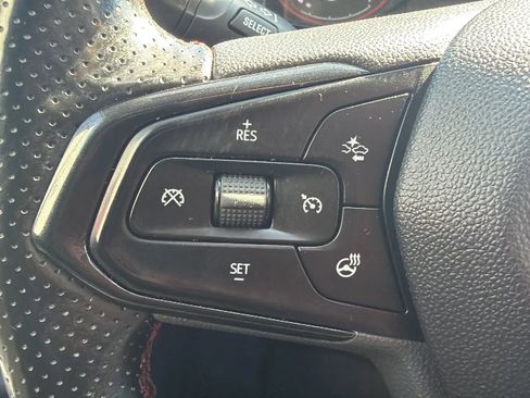 Used 2025 Chevrolet Trax RS FWD image 12