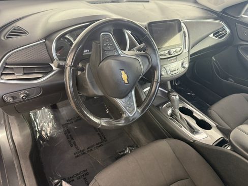 Used 2017 Chevrolet Malibu LT FWD image 15