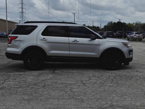 Used 2019 Ford Explorer XLT w/ Equipment Group 202A FWD image 3