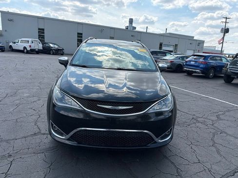 Used 2017 Chrysler Pacifica Limited FWD image 3