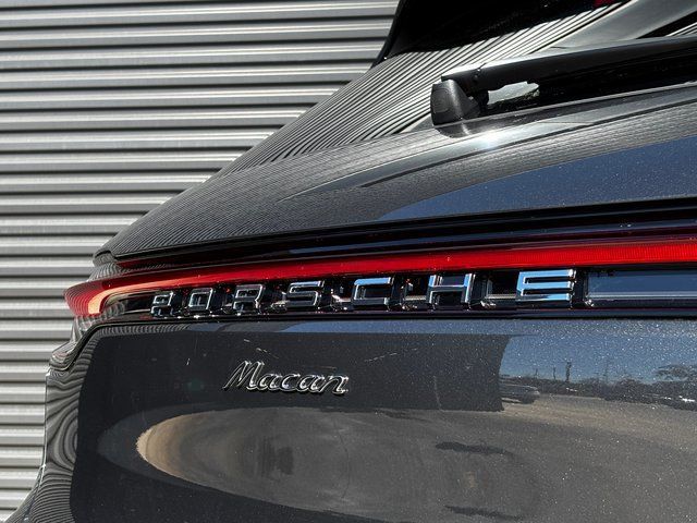 Certified 2026 Porsche Macan AWD/4WD image 27