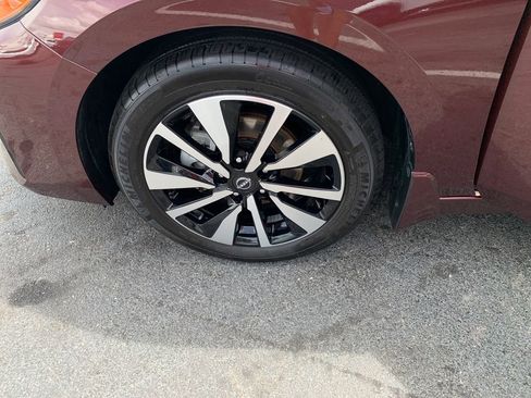 Used 2025 Nissan Sentra SV w/ SV Premium Package FWD image 24