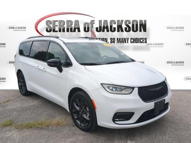 Used 2024 Chrysler Pacifica Limited w/ Uconnect Theater Family Group AWD/4WD image 2