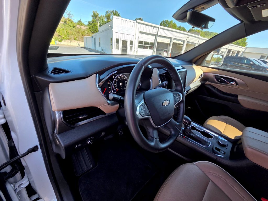 Used 2023 Chevrolet Traverse Premier FWD image 14