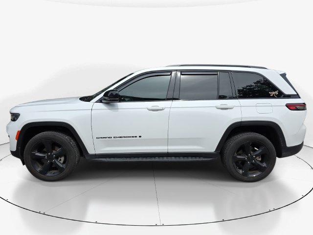 Used 2025 Jeep Grand Cherokee Altitude RWD image 9