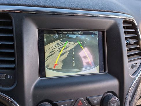 Used 2021 Jeep Grand Cherokee Laredo image 18