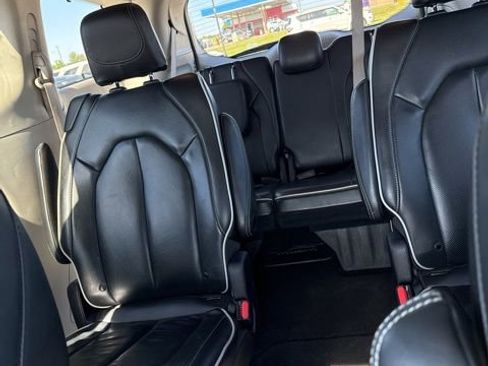 Used 2023 Chrysler Pacifica Limited FWD image 19