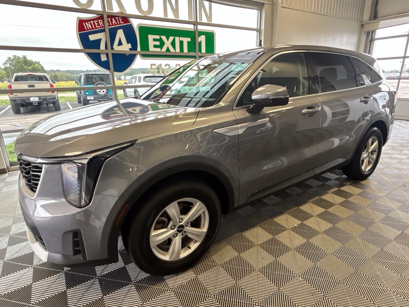 Used 2025 Kia Sorento LX FWD image 3