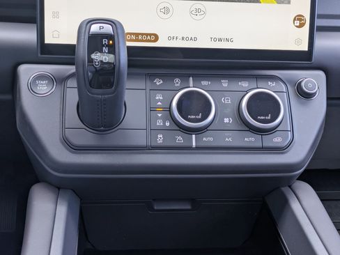 New 2026 Land Rover Defender 110 X-Dynamic SE AWD/4WD image 23