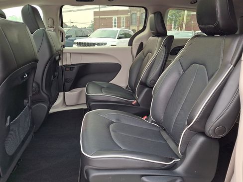 Used 2023 Chrysler Pacifica Limited FWD image 10