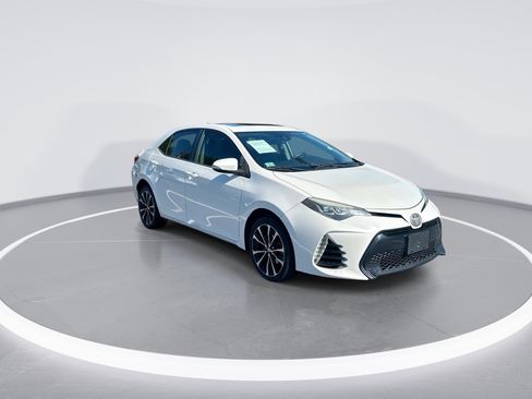 Used 2017 Toyota Corolla SE w/ SE Premium Package FWD image 2