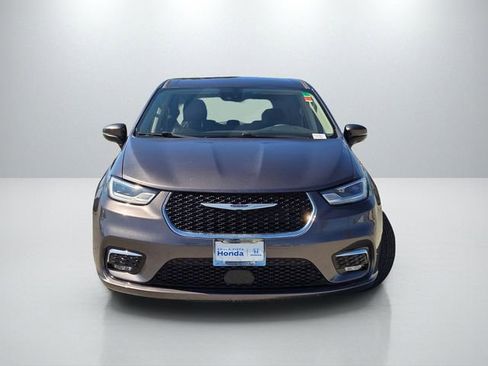 Used 2023 Chrysler Pacifica Touring-L image 2