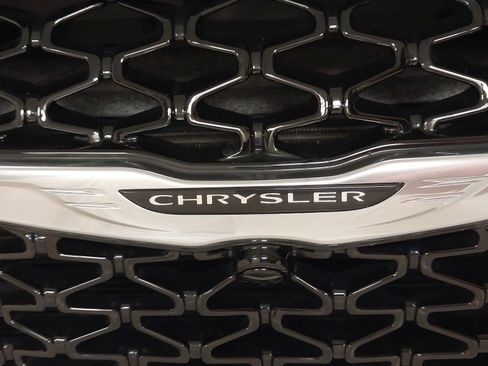 Used 2024 Chrysler Pacifica Touring-L image 31