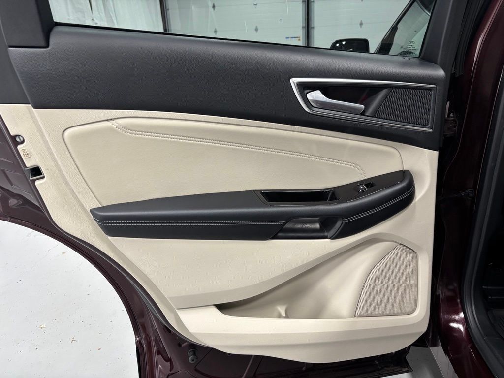 Used 2018 Ford Edge Titanium w/ Equipment Group 301A AWD/4WD image 40