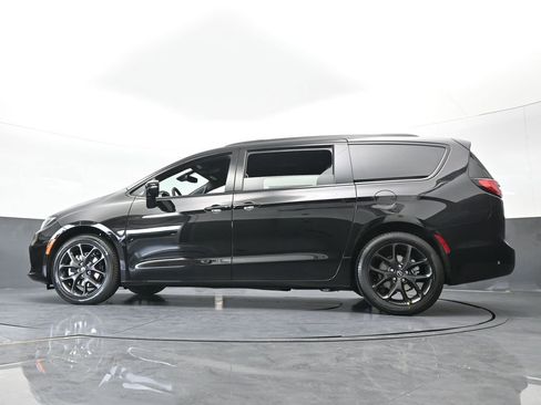 New 2026 Chrysler Pacifica Select w/ S Appearance Package image 60