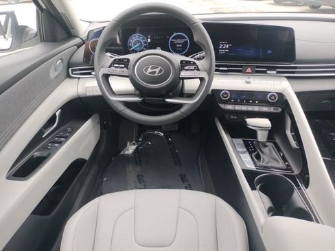 Used 2025 Hyundai Elantra Limited FWD image 12