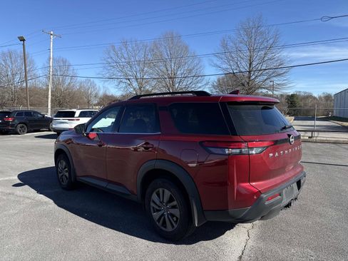 Used 2024 Nissan Pathfinder SV w/ SV Premium Package image 4