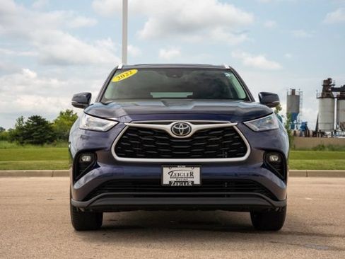 Used 2022 Toyota Highlander XLE AWD/4WD image 2