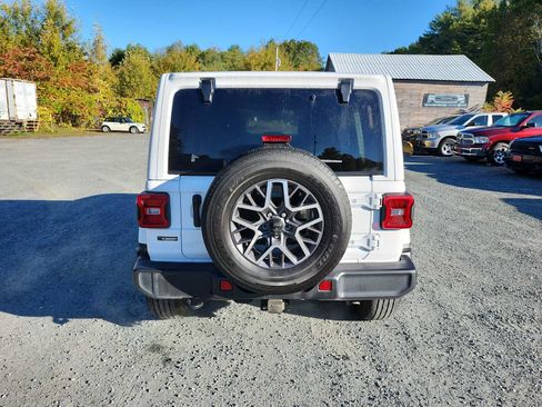 Used 2024 Jeep Wrangler Sahara image 17