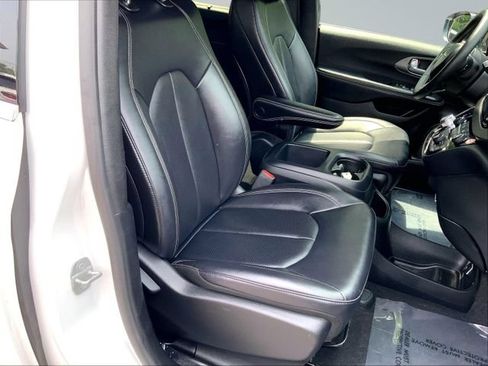 Used 2025 Chrysler Pacifica Select FWD image 30