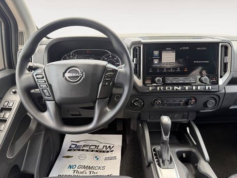 Used 2025 Nissan Frontier SV AWD/4WD image 13