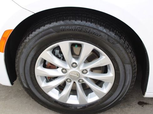 Used 2019 Chrysler Pacifica Touring-L image 13