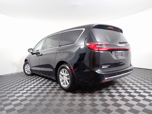New 2025 Chrysler Pacifica Select image 9