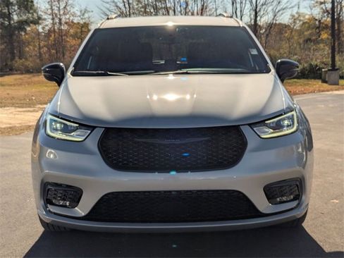New 2026 Chrysler Pacifica Select image 3