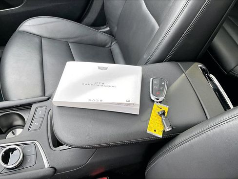 Used 2025 Cadillac XT6 Premium Luxury image 11