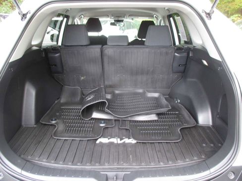 Used 2022 Toyota RAV4 LE image 4