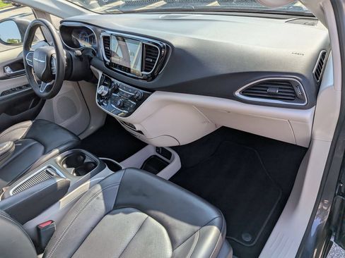 Used 2023 Chrysler Pacifica Touring-L FWD image 37