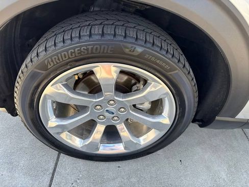 Used 2020 Ford Explorer Platinum w/ Premium Technology Package AWD/4WD image 19